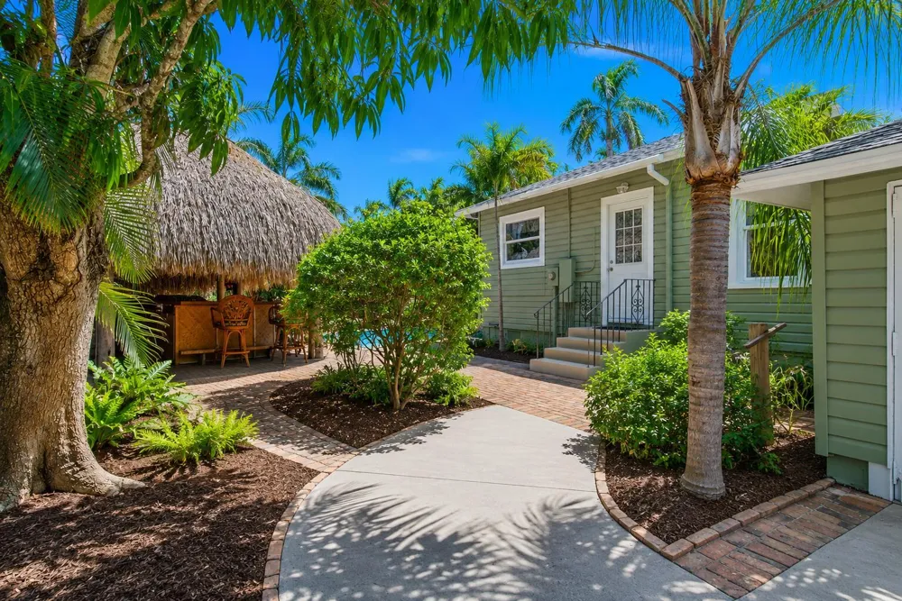1424 S PALMWAY 