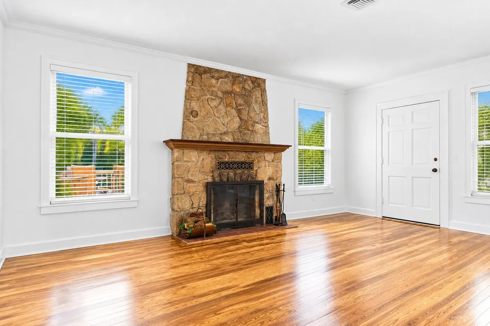 1424 S PALMWAY 