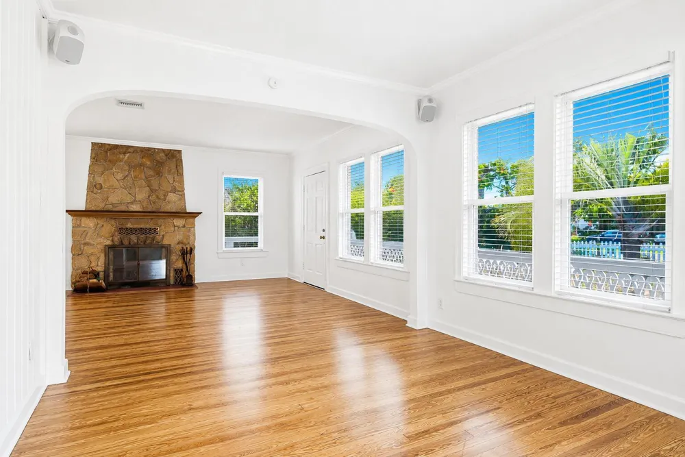 1424 S PALMWAY 