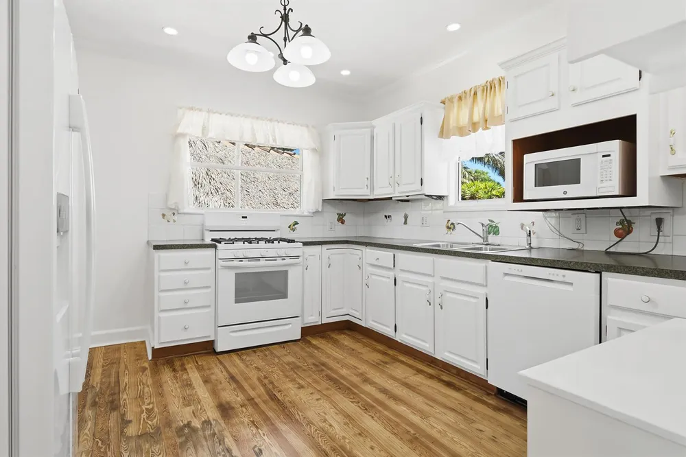 1424 S PALMWAY 