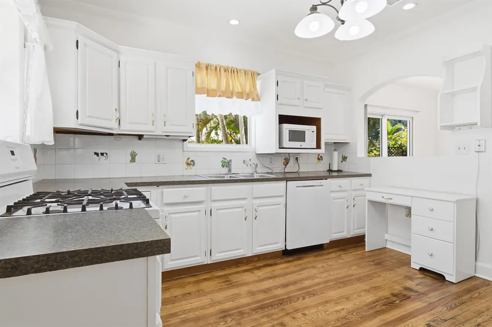 1424 S PALMWAY 