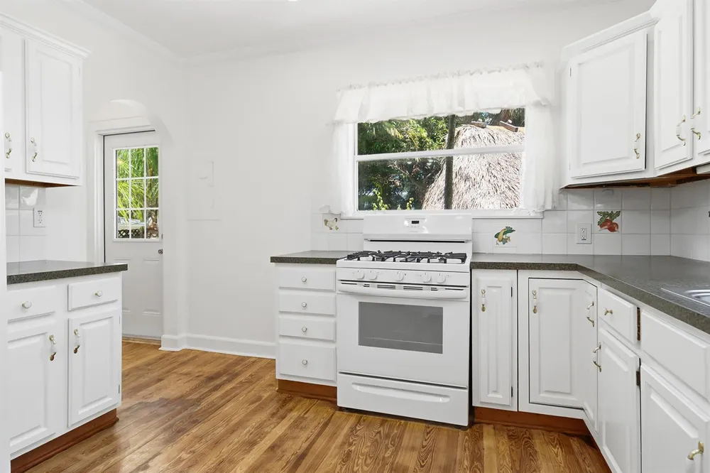 1424 S PALMWAY 