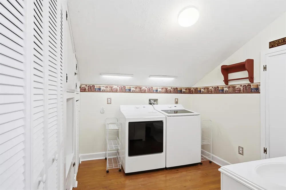 1424 S PALMWAY 
