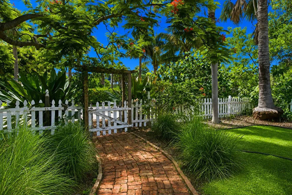 1424 S PALMWAY 