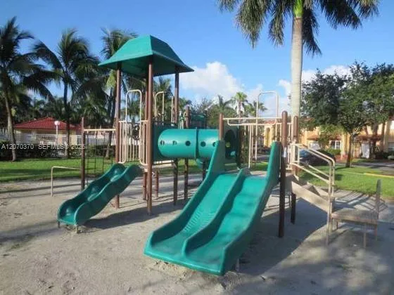 223 SW Maple Ter Davie, FL 33325