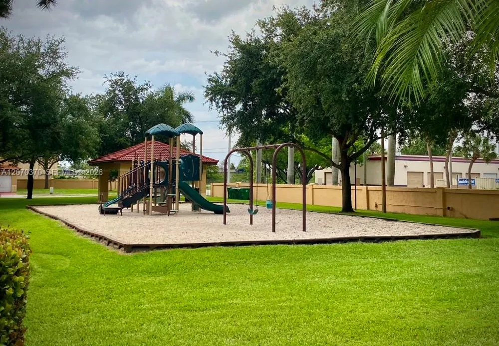223 SW Maple Ter Davie, FL 33325
