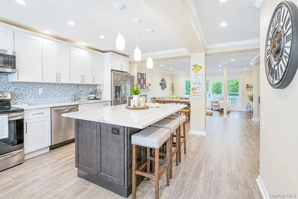 115 Woody Lane Woodbury, NY 11797