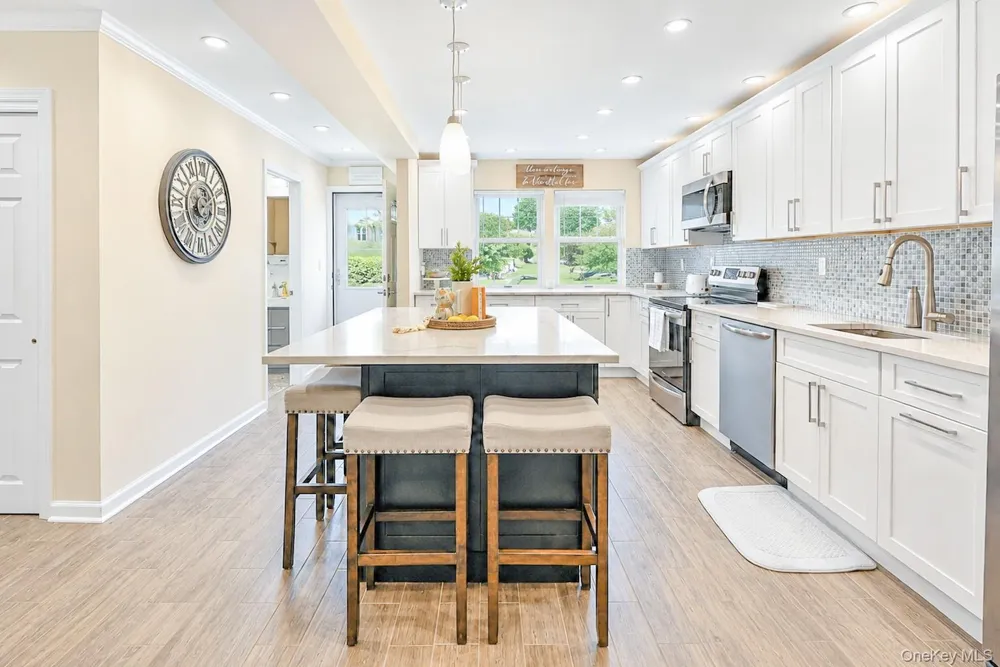 115 Woody Lane Woodbury, NY 11797