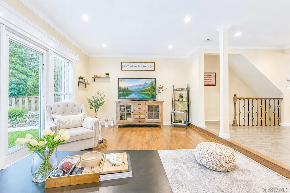 115 Woody Lane Woodbury, NY 11797