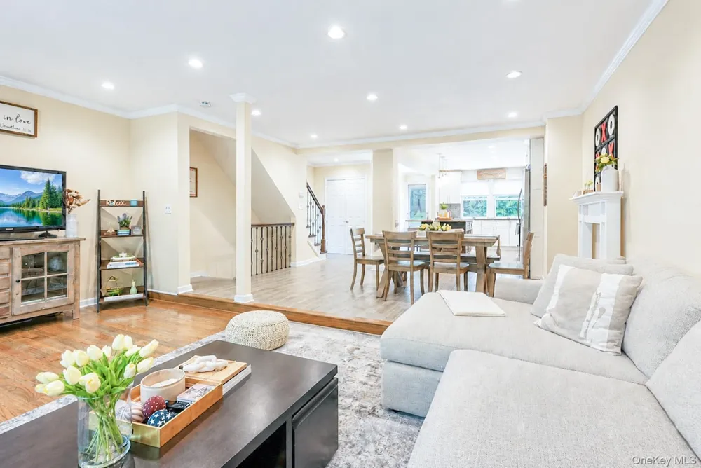 115 Woody Lane Woodbury, NY 11797