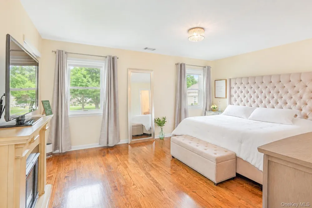 115 Woody Lane Woodbury, NY 11797
