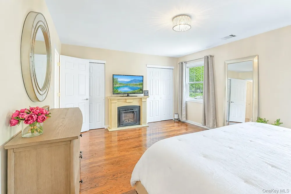 115 Woody Lane Woodbury, NY 11797