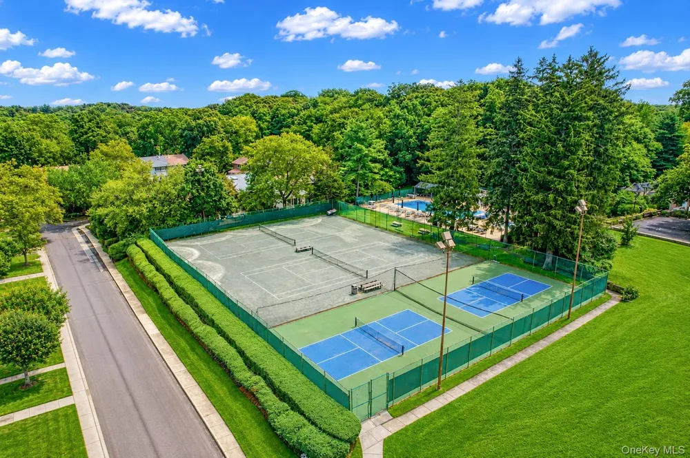 115 Woody Lane Woodbury, NY 11797