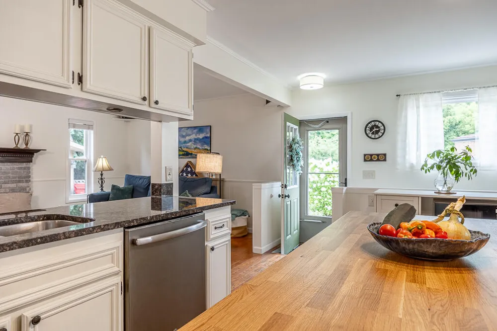 18233 Matthew Drive Clinton, MI 48035