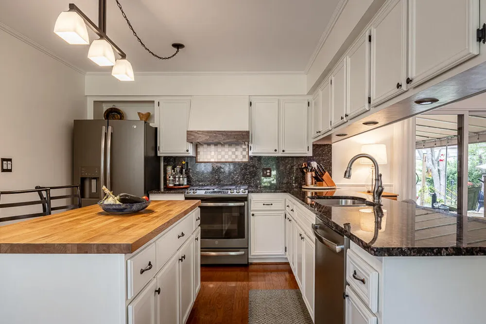 18233 Matthew Drive Clinton, MI 48035