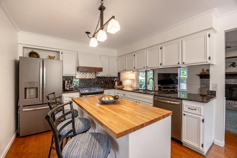 18233 Matthew Drive Clinton, MI 48035