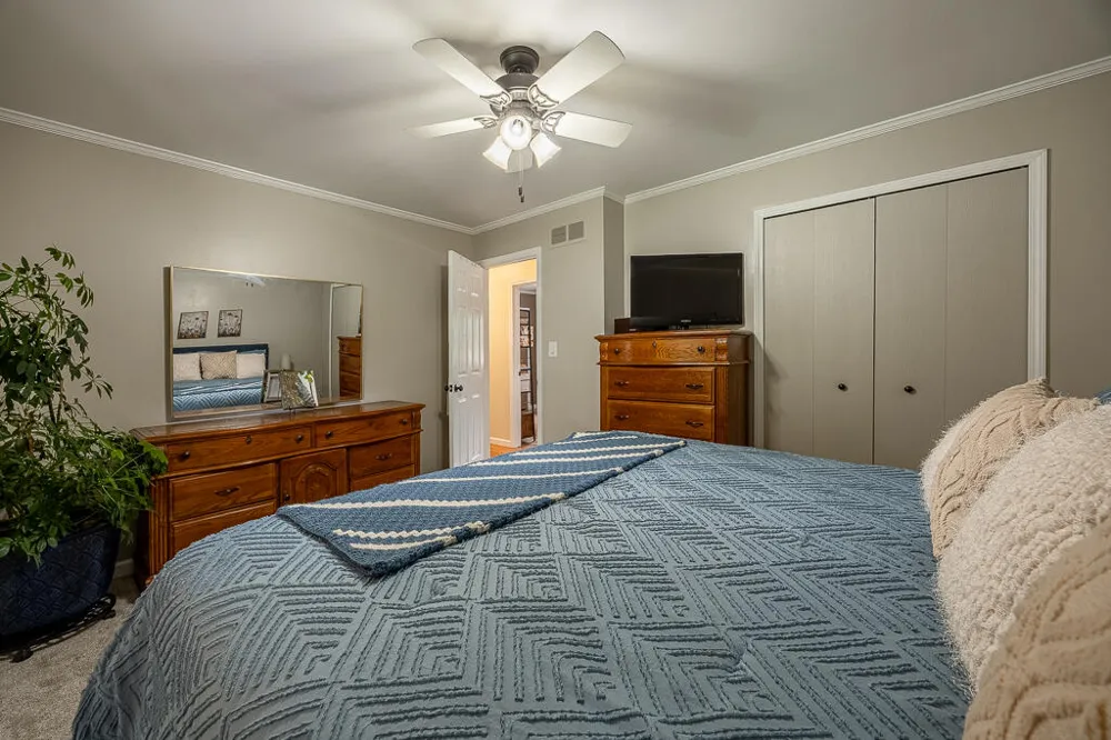 18233 Matthew Drive Clinton, MI 48035