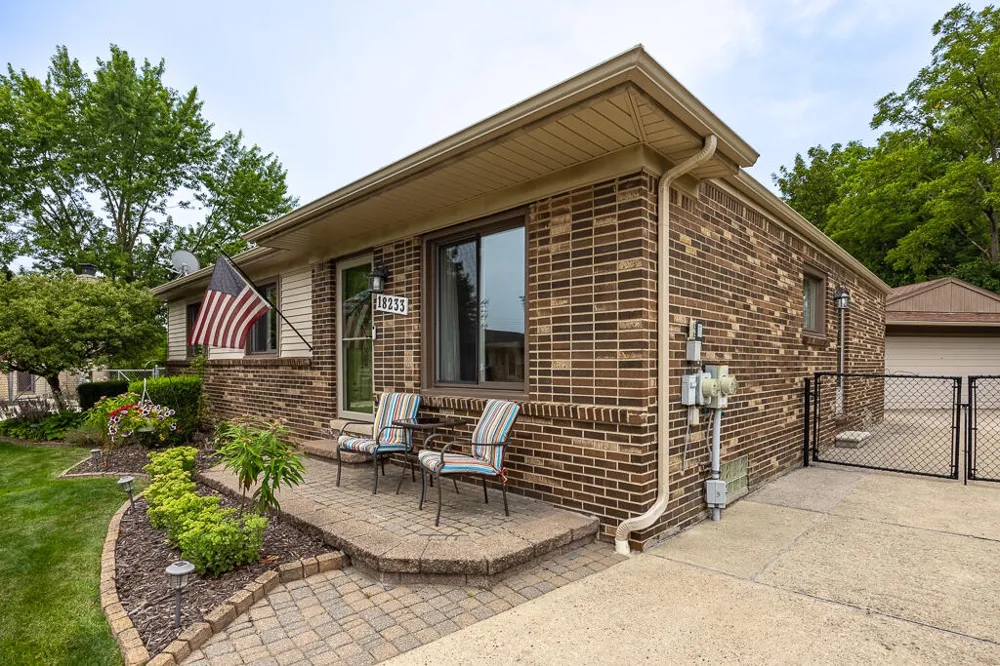 18233 Matthew Drive Clinton, MI 48035