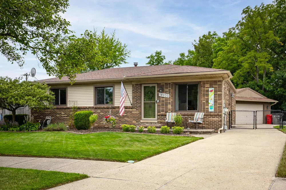 18233 Matthew Drive Clinton, MI 48035