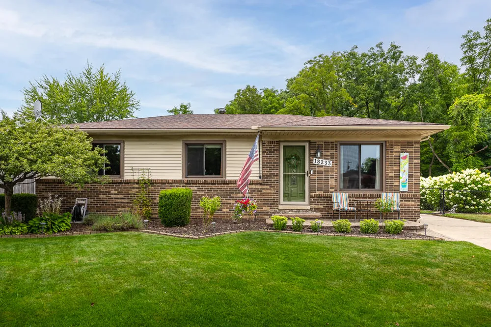 18233 Matthew Drive Clinton, MI 48035