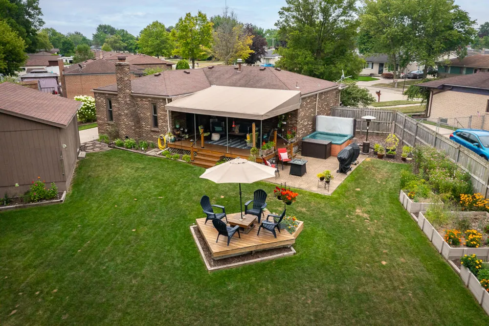 18233 Matthew Drive Clinton, MI 48035