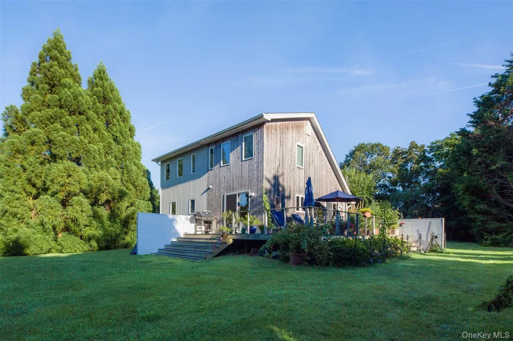 33 Hilltop Road Southampton, NY 11968