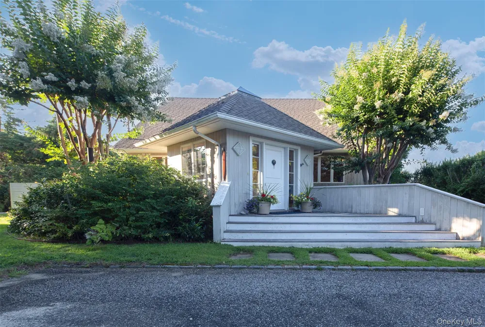 33 Hilltop Road Southampton, NY 11968