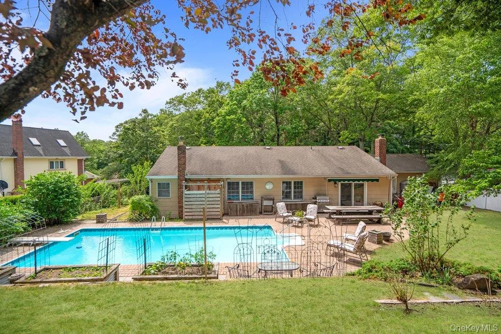 9 Dillmont Drive Smithtown, NY 11787