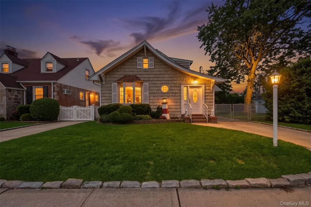 2320 Saratoga Street Oceanside, NY 11572