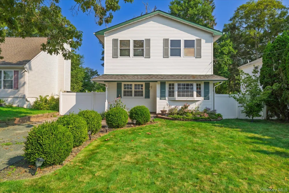 9 Robinson Drive Shirley, NY 11967