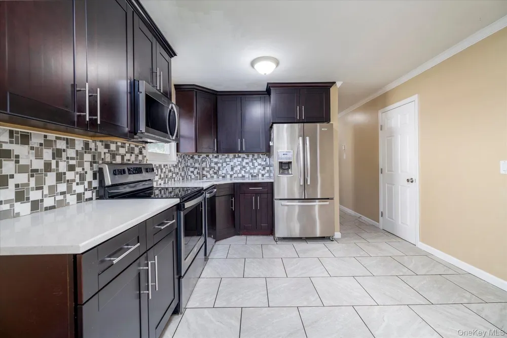 9 Robinson Drive Shirley, NY 11967