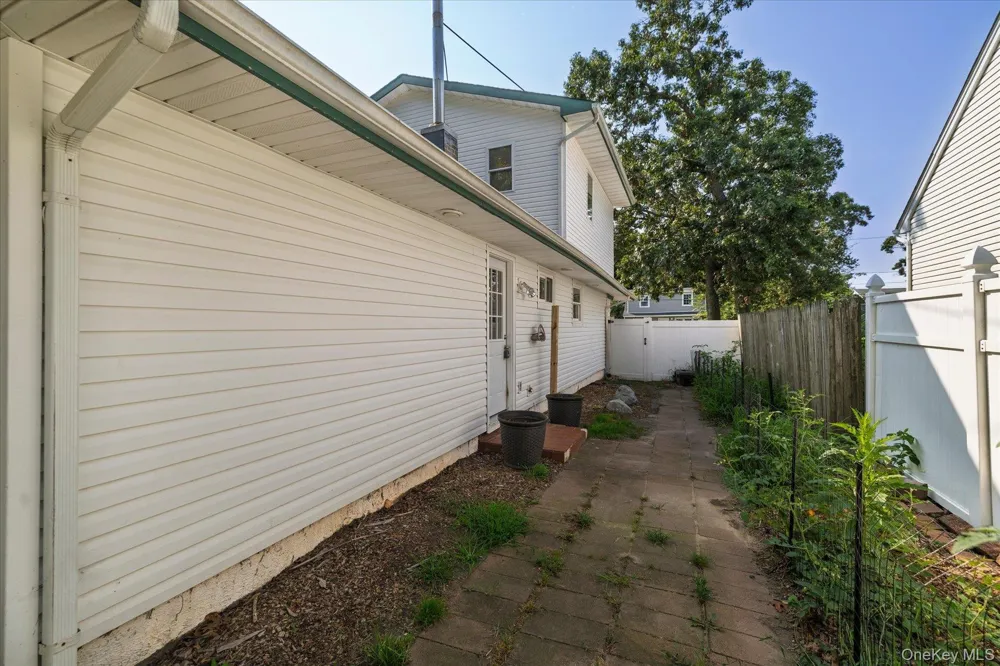 9 Robinson Drive Shirley, NY 11967