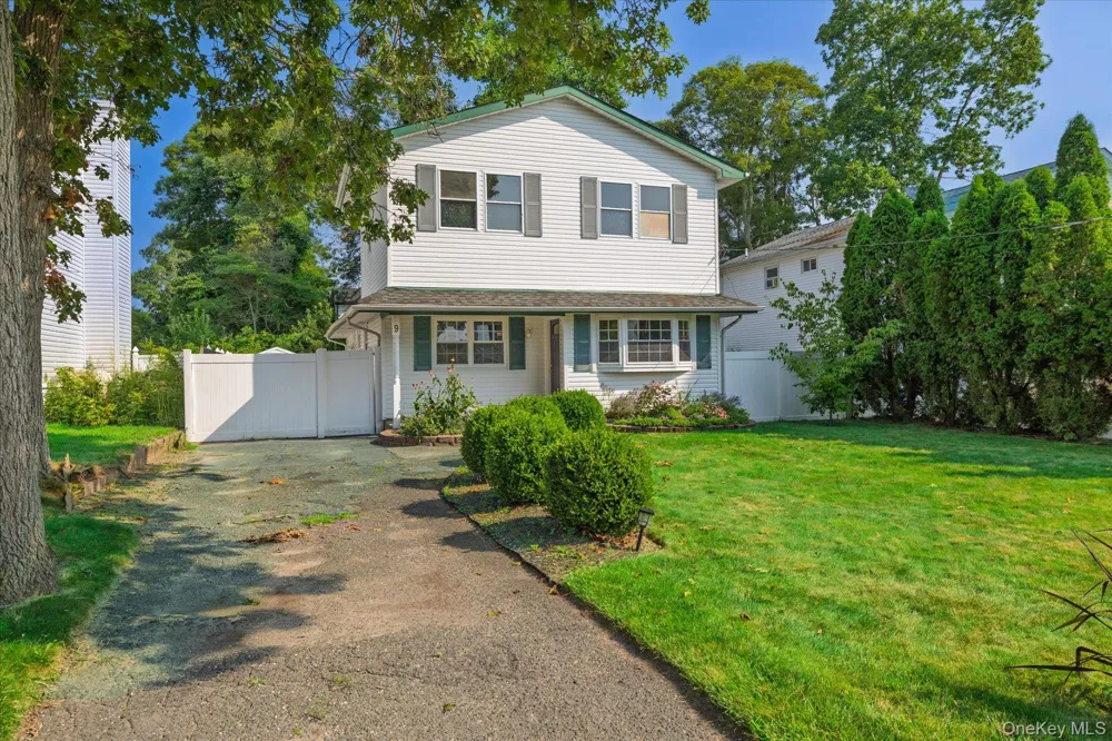 9 Robinson Drive Shirley, NY 11967