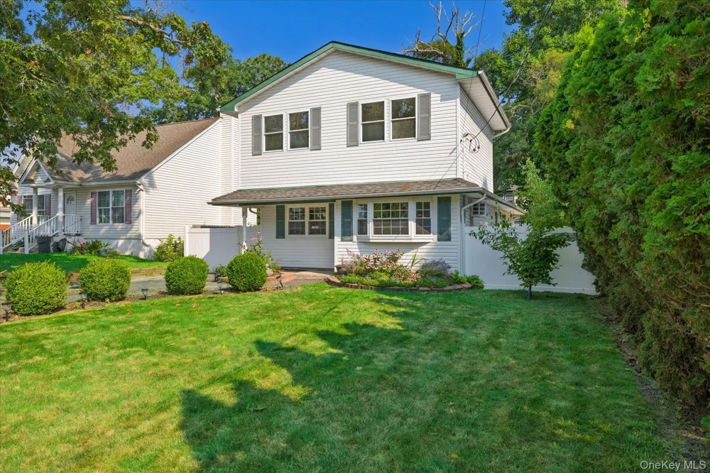9 Robinson Drive Shirley, NY 11967