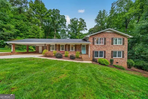 106 St James CT