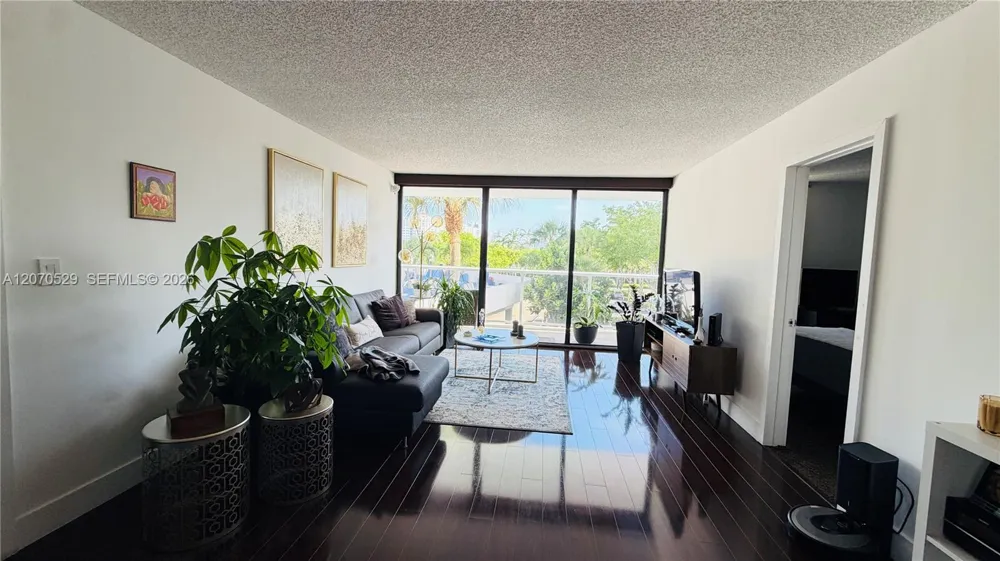 3701 Country Club Dr #304 Aventura, FL 33180
