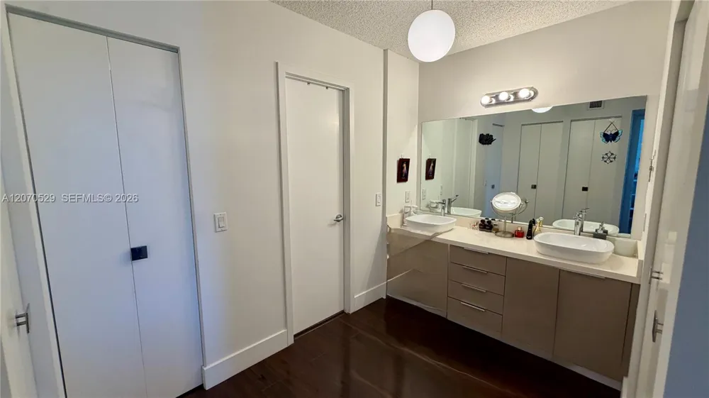 3701 Country Club Dr #304 Aventura, FL 33180