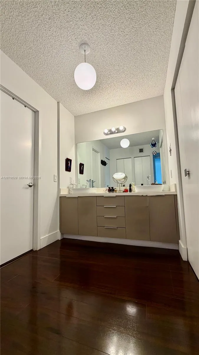 3701 Country Club Dr #304 Aventura, FL 33180
