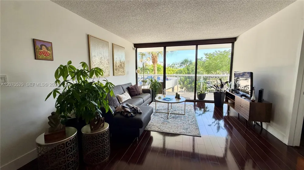 3701 Country Club Dr #304 Aventura, FL 33180
