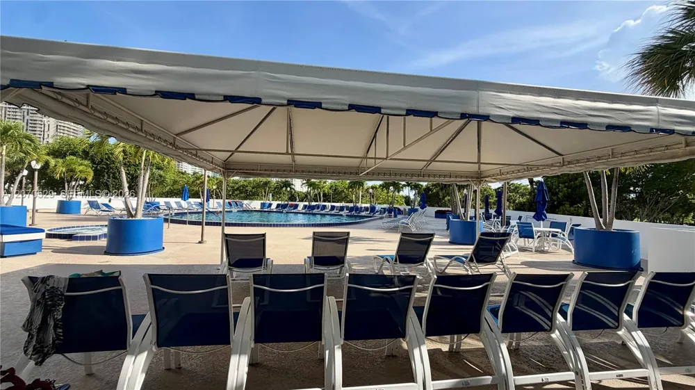 3701 Country Club Dr #304 Aventura, FL 33180