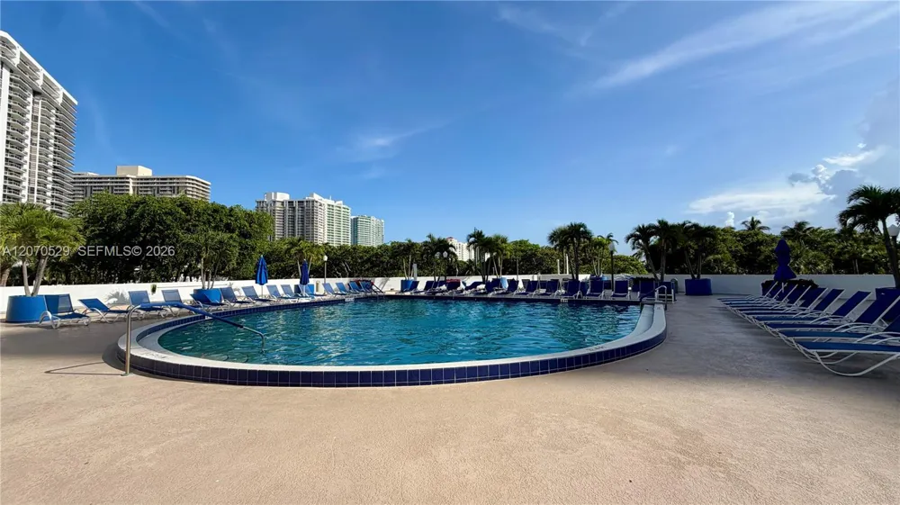 3701 Country Club Dr #304 Aventura, FL 33180