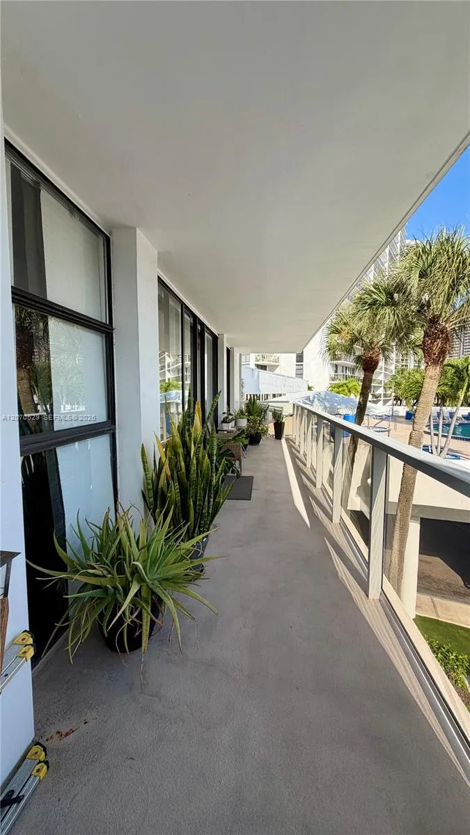 3701 Country Club Dr #304 Aventura, FL 33180