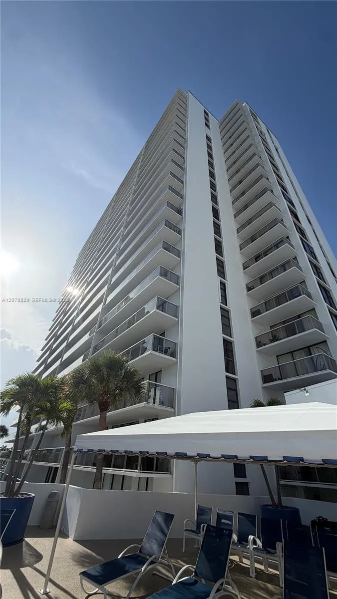 3701 Country Club Dr #304 Aventura, FL 33180