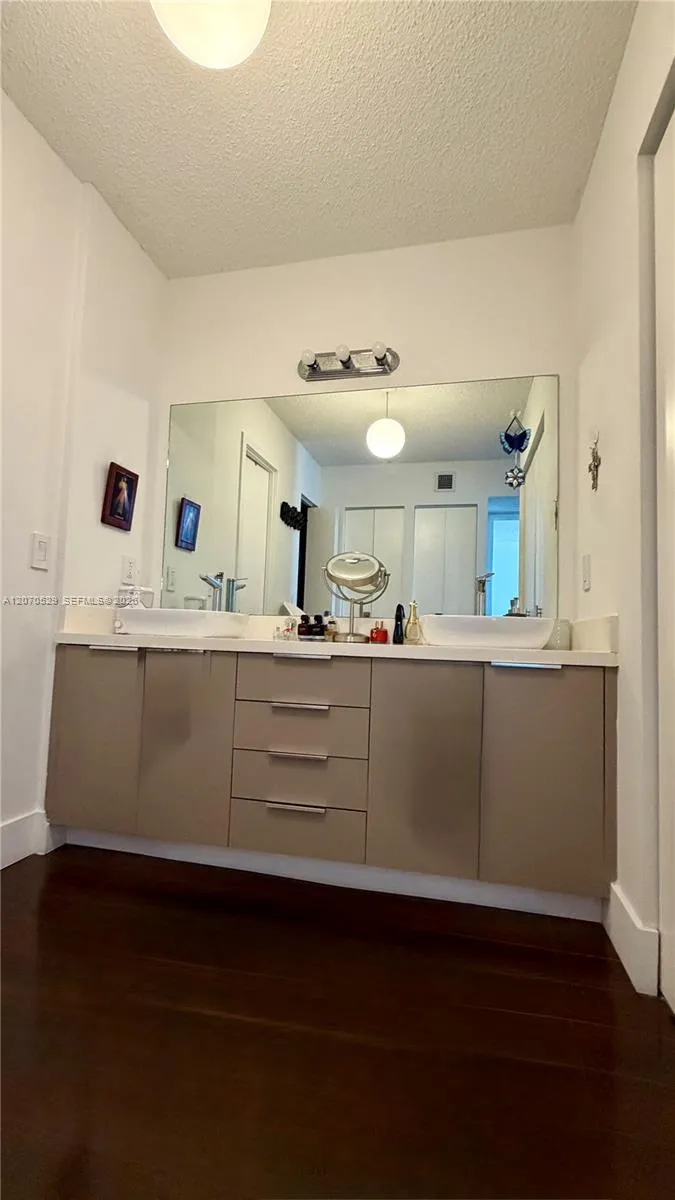 3701 Country Club Dr #304 Aventura, FL 33180