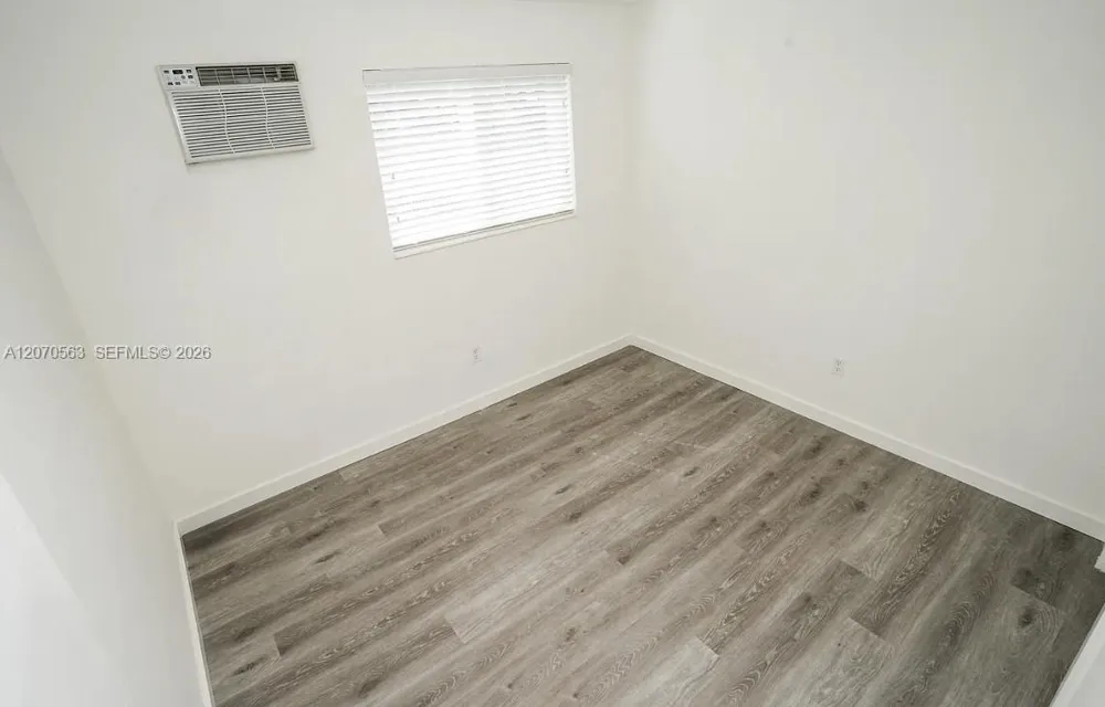 1043 NW 5th St #5 Miami, FL 33128
