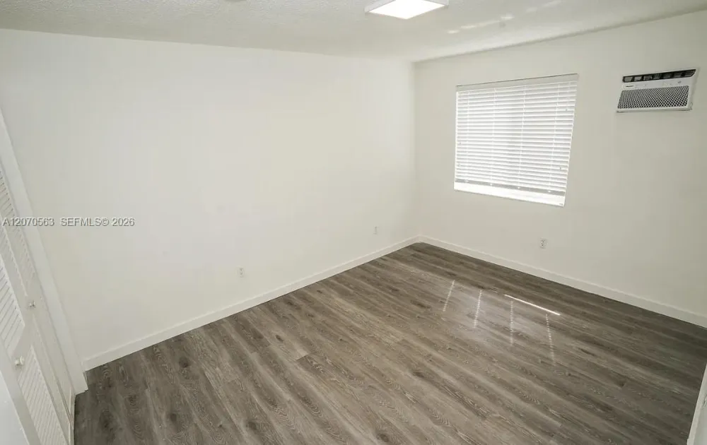 1043 NW 5th St #5 Miami, FL 33128