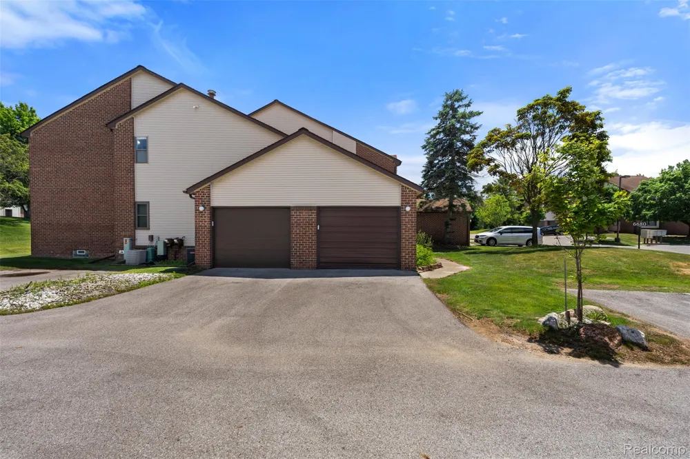 6680 Ridgefield Circle West Bloomfield Charter Township, MI 48322