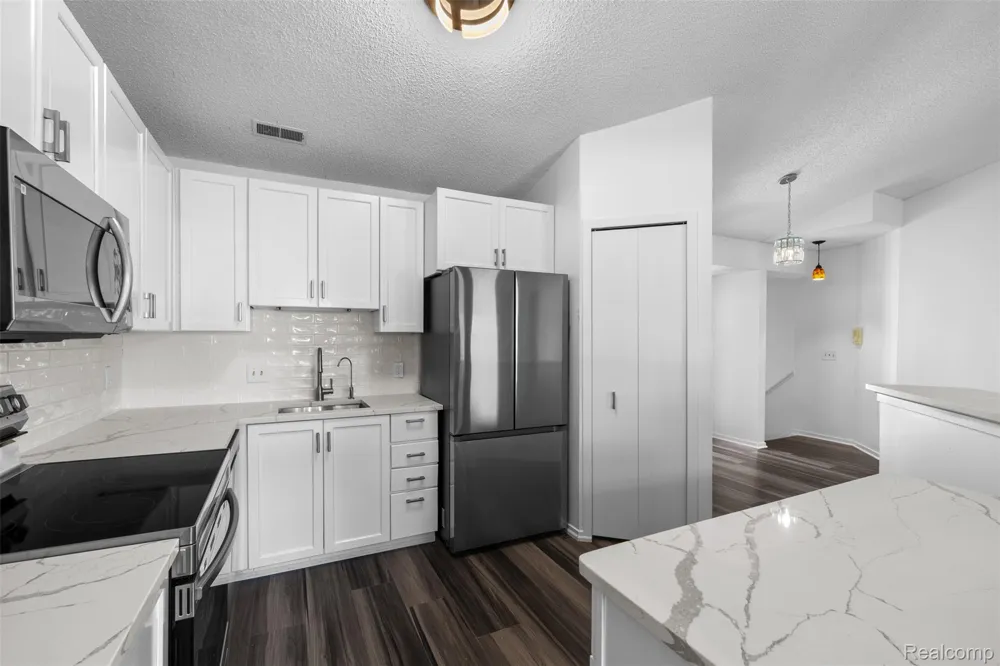 6680 Ridgefield Circle West Bloomfield Charter Township, MI 48322