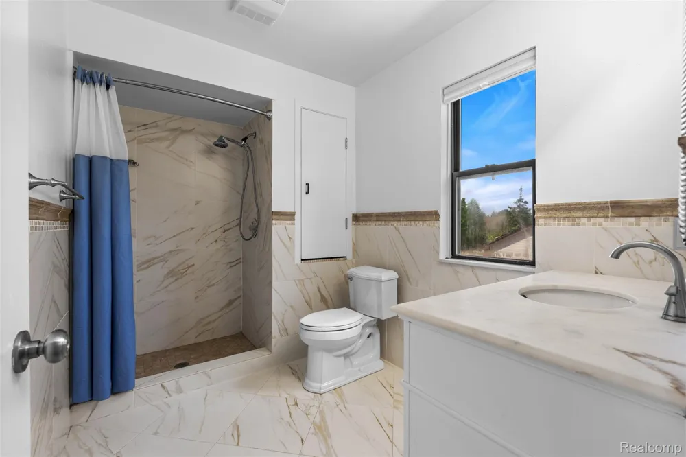 6680 Ridgefield Circle West Bloomfield Charter Township, MI 48322
