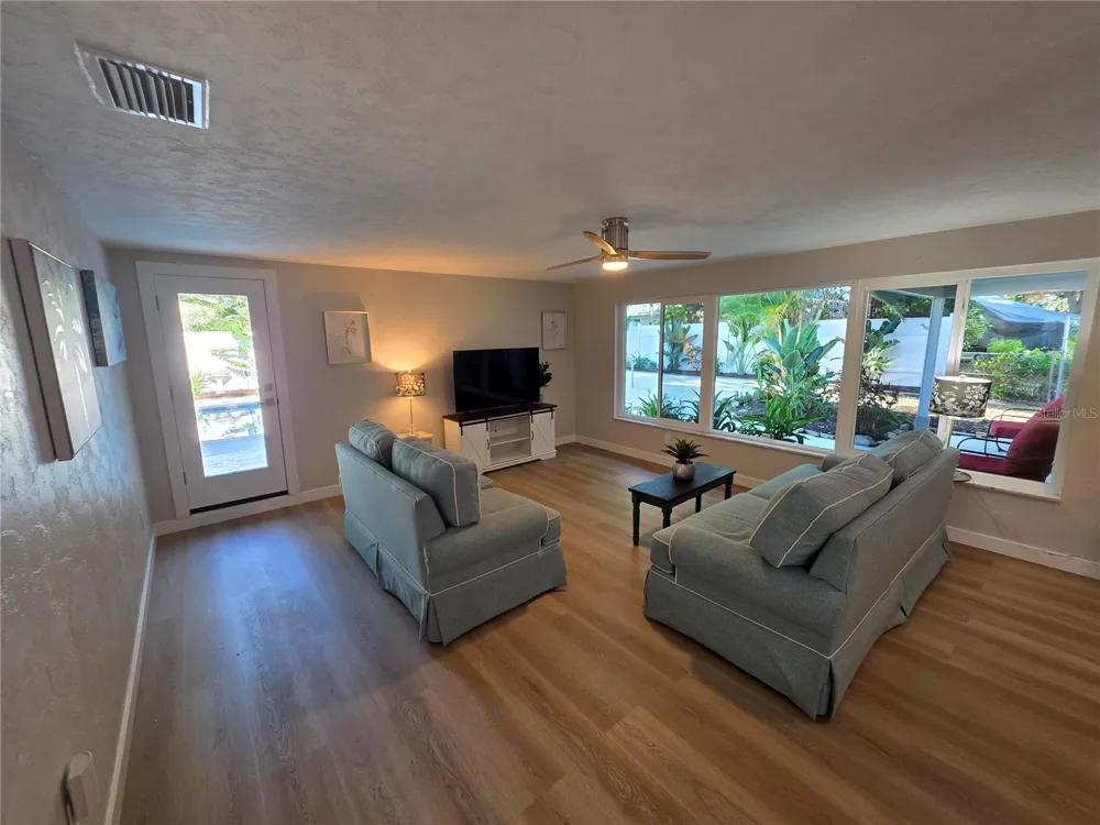 63 OAKWOOD DRIVE Dunedin, FL 34698